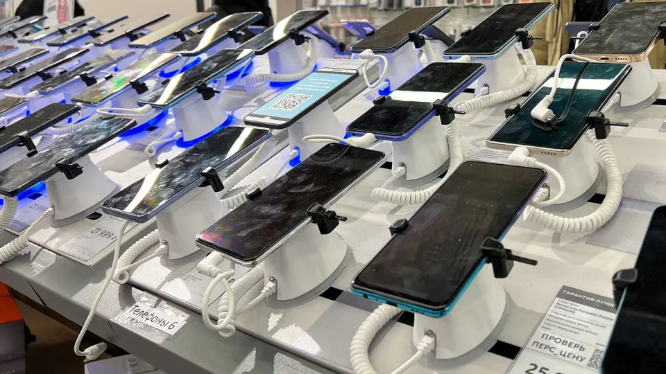 В I полугодии 2026 года объём продаж смартфонов снизился и в штуках, и в деньгах — потребители сокращают траты на фоне подорожания устройств и ухудшения уровня жизни.