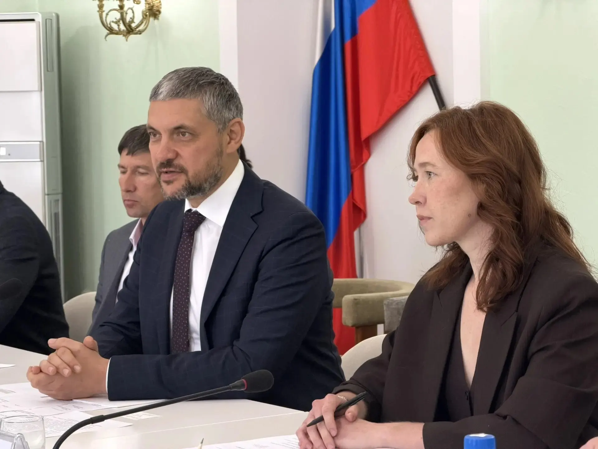 Губернатор Забайкальского края провёл переговоры с представителем китайской компании о создании компактного мини‑НПЗ и развитии производства стройматериалов — в том числе цементного завода в Оловяннинском округе.