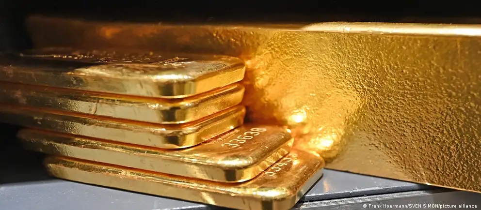 С начала года из резервов продано 43,5 т золота, в июне — 9,33 т. Продажи стали крупнейшими в современной истории страны и помогли частично закрыть дефицит федерального бюджета на фоне падения нефтегазовых доходов.
