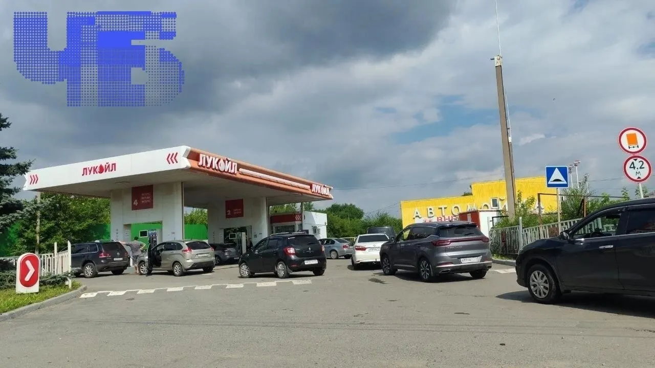 Водители в Челябинской области часами стоят в очередях на автозаправках из‑за дефицита бензина. Четыре кадра показывают реальную ситуацию в Челябинске, Магнитогорске, на трассе у Южноуральска и в Златоусте.