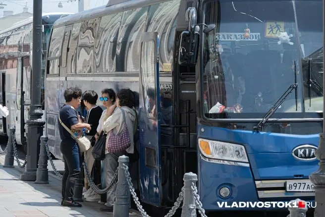 Из Владивостока откроют регулярное автобусное сообщение со специальной экономической зоной Расон. Перевозчиком назначена компания «Восток Интур», а автомобильный мост через реку Туманную планируют ввести в эксплуатацию летом 2026 года.