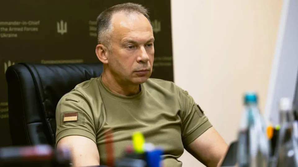 Главнокомандующий ВСУ Александр Сырский заявил, что за первые шесть месяцев 2026 года украинские силы поразили 7 725 российских объектов, в том числе 697 целей в глубине страны; прямой и косвенный экономический ущерб оценивают не менее чем в $6,1 млрд. Удары по нефтяной инфраструктуре вызвали дефицит топлива и падение производства бензина на 35%.