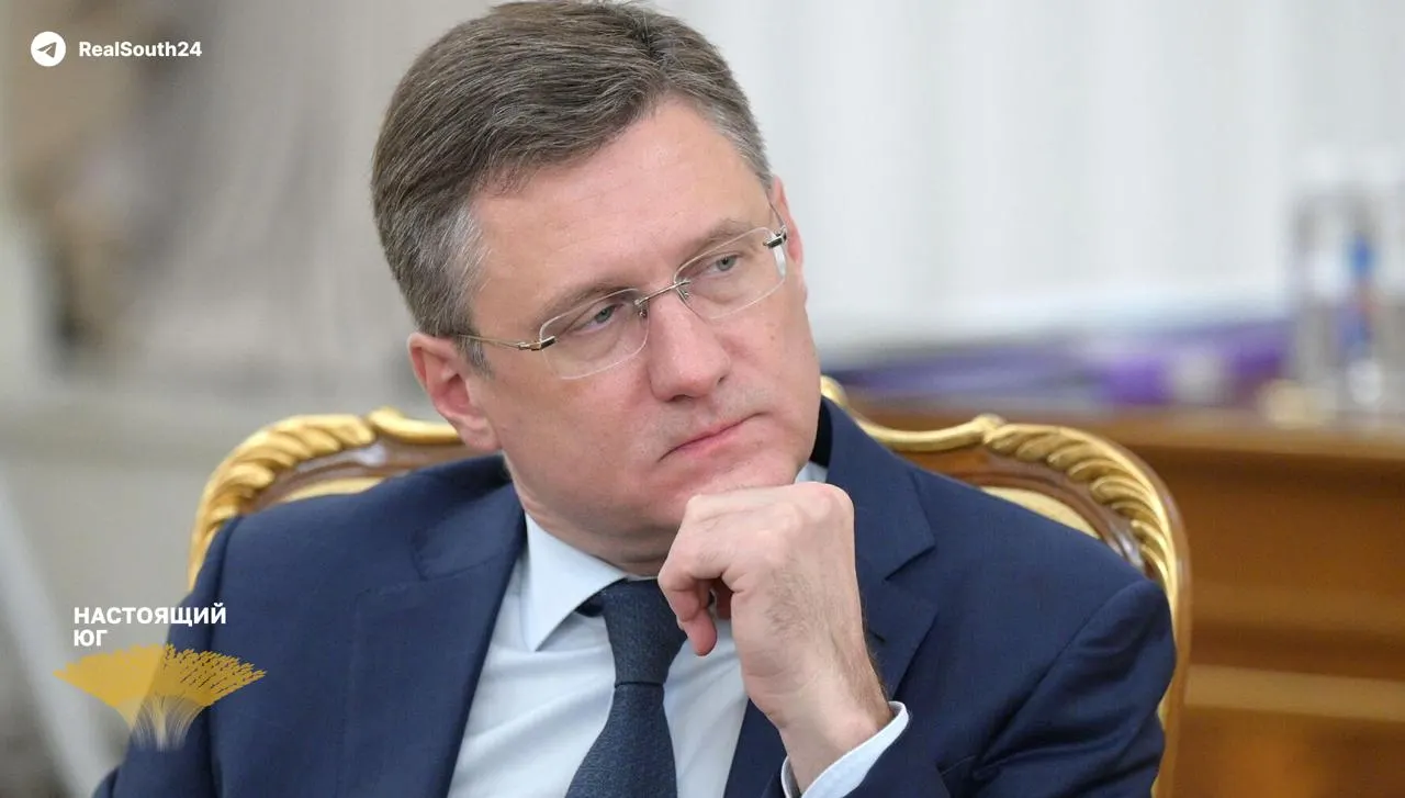 Вице‑премьер Александр Новак заявил о «напряжённой» ситуации на рынке топлива: сезонный пик спроса и внеплановые ремонты НПЗ после прилётов БПЛА приводят к дефициту. Правительство готовит экстренные меры для стабилизации поставок.