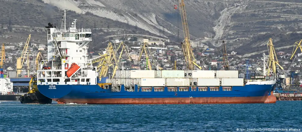 Порт Новороссийск ограничил судоходство с 00:00 до 05:00 из‑за угрозы атак БПЛА. Ночные ограничения не затронули дневную отгрузку зерна, но вызвали рост цен на пшеницу и осложнили работу нефтетранзитных маршрутов.