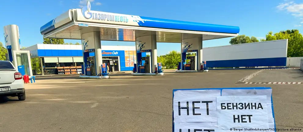 По данным Росстата, в июне индекс производства нефтепродуктов сократился на 21,8% в годовом выражении. Недельный рост цен на бензин и дизель замедлился, а дефицит топлива обострился на фоне ударов по перерабатывающим мощностям и хранилищам.