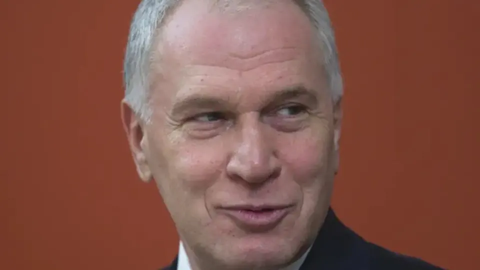 Акции сети заправок резко подешевели после заявления банка о намерении подать в арбитраж иск о банкротстве; у компании накопились крупные долги и технические дефолты по облигациям.