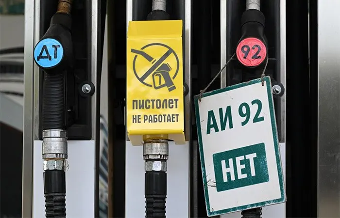 Сеть автозаправок «Бензо» в Приморском крае перестала продавать бензин АИ‑92 и АИ‑95 на всех 17 станциях с 12 мая: отгрузки с заводов не производятся, дизель остаётся в продаже.