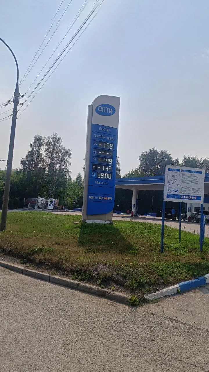 Дефицит бензина в регионах Сибири сопровождался мошенничеством с приложениями, многокилометровыми очередями на АЗС, ростом цен на газомоторное топливо и мерами властей по перераспределению поставок и ограничению продаж.