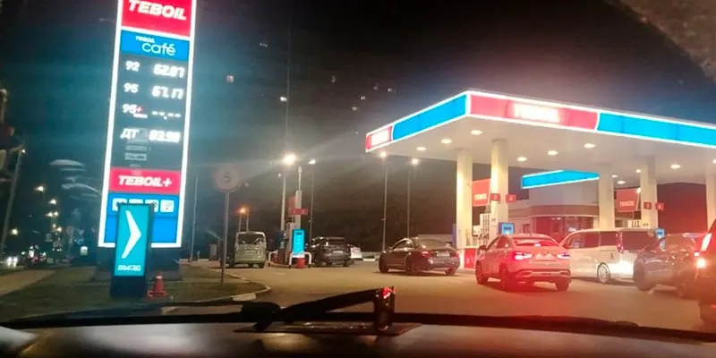 В Новосибирске и Улан‑Удэ зафиксированы очереди на автозаправках. Представители региональных властей озвучивают разные версии — от отсутствия проблем до связи с ударами по нефтеперерабатывающим заводам; мэрия Новосибирска отмечает, что это не затронуло работу общественного транспорта.