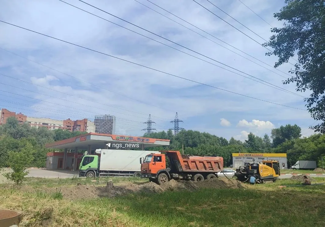Автомобилисты отмечают очереди до часа на некоторых автозаправках; дефицит коснулся бензина АИ‑95, в отдельных станциях топливо отсутствует.