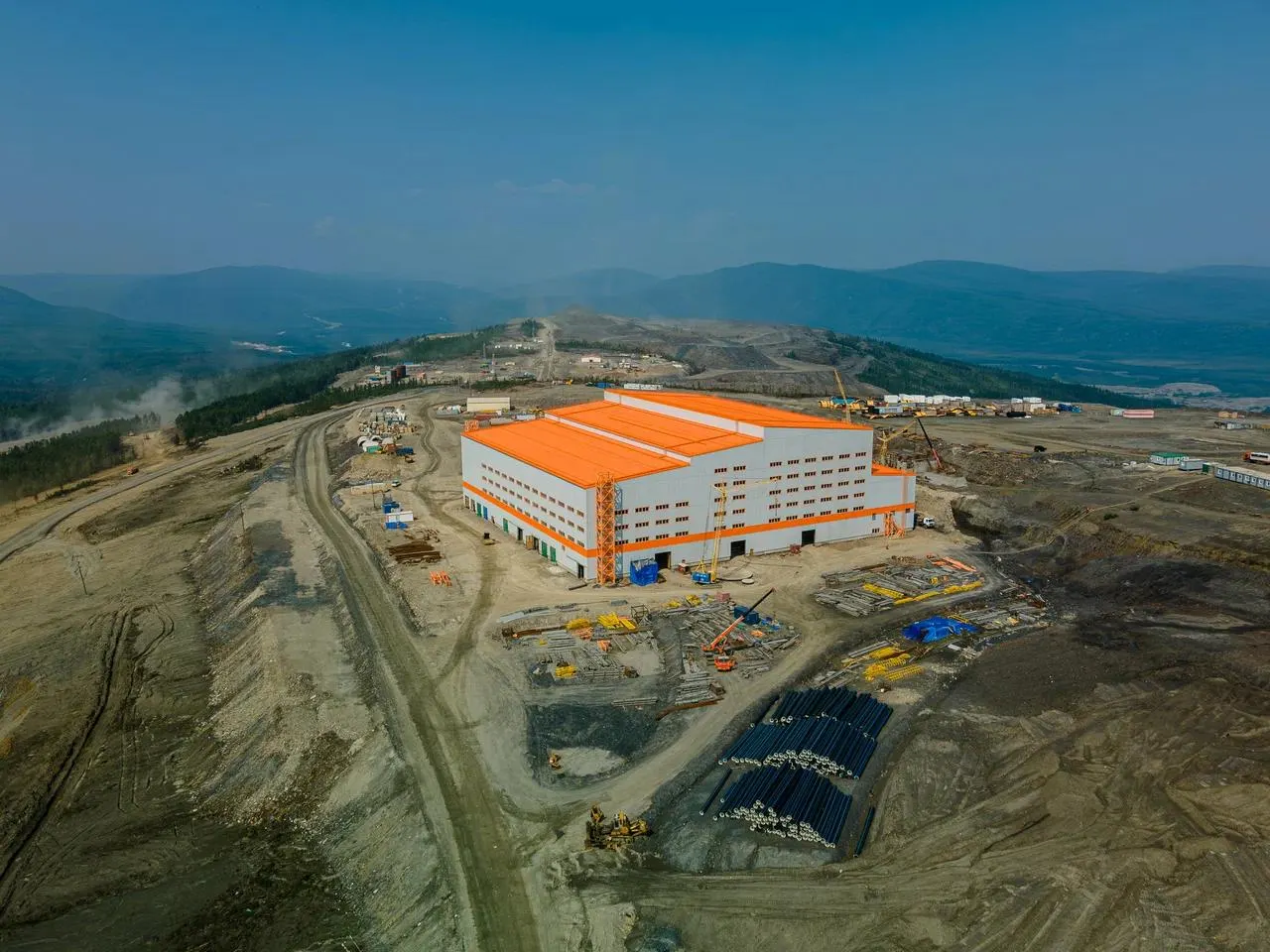 В 21-м пакете санкций Европейского союза оказалось предприятие GV Gold, развивающее добычу золота в Иркутской области и Якутии; пакет затронул 218 физических и юридических лиц.