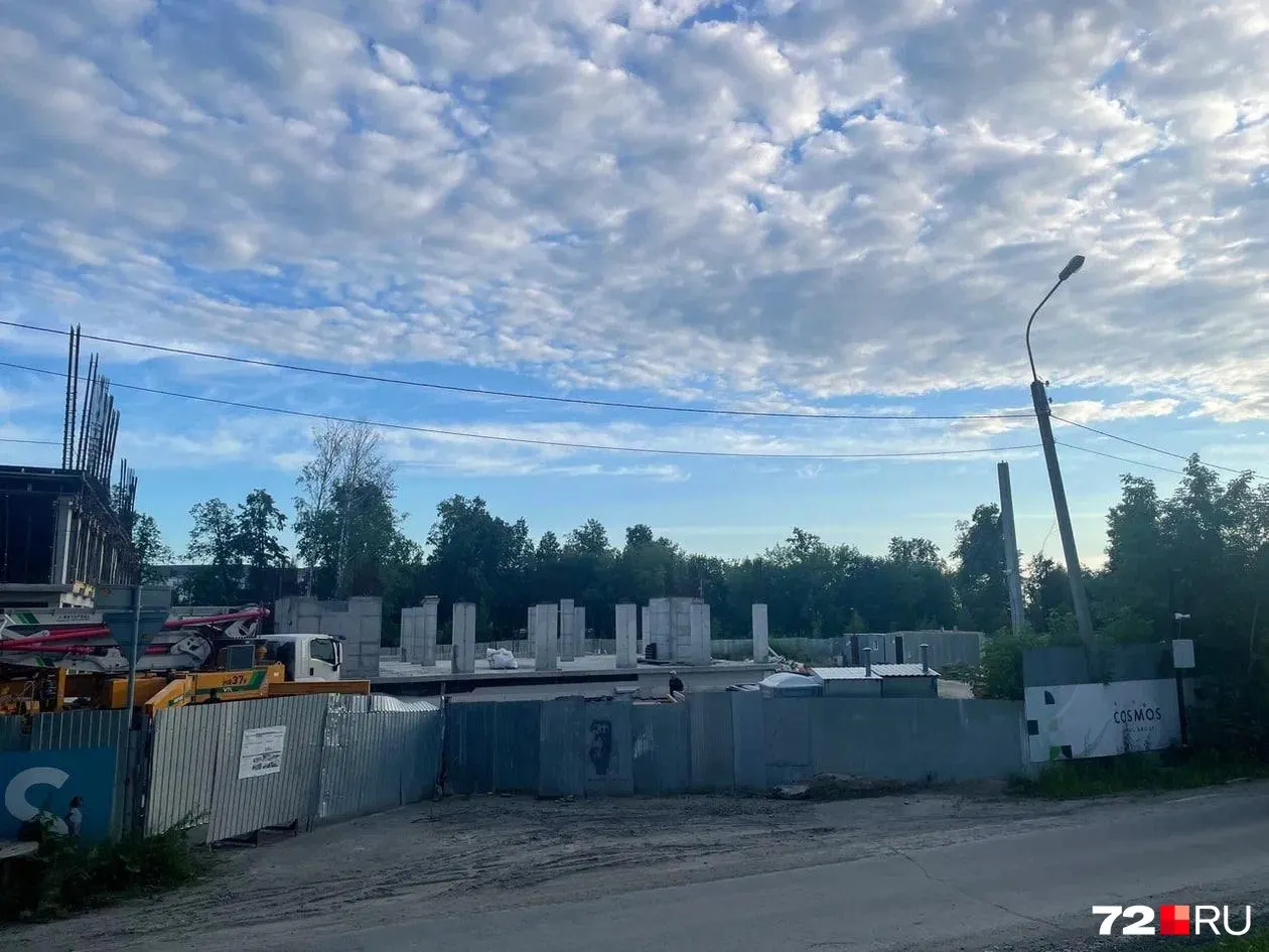 В Тобольске строят четырёхзвёздочную гостиницу на 120 номеров рядом с кремлём. Ожидалось открытие летом 2026 года, но сроки сместились. В отеле предусмотрены SPA, оздоровительный центр и фитнес-зона.
