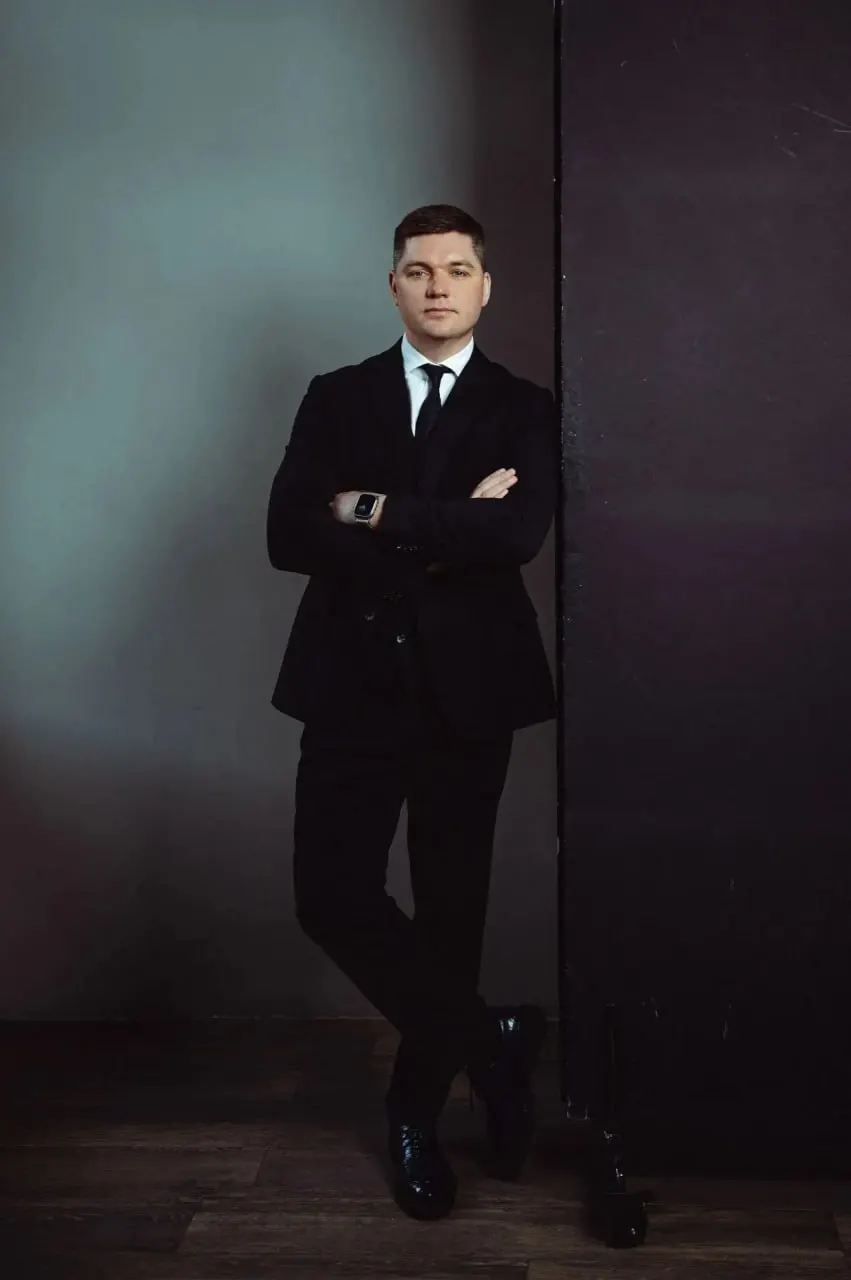 Александр Черников, ранее руководивший Сибирским институтом развития креативных индустрий, стал главой краевого Минпромторга. Его предшественник ушёл по собственному желанию на фоне вопросов с поставками бензина.