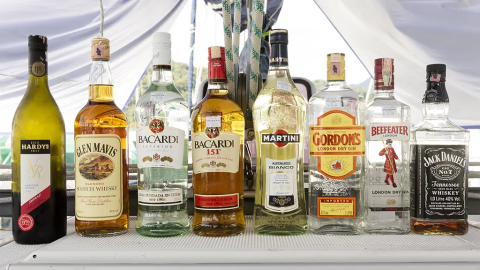 Партнёр Bacardi в России запустил промышленный розлив Martini Bianco и Martini Fiero на винодельне в Дагестане — часть стратегии локализации производства на фоне роста пошлин и налоговой нагрузки на импортный алкоголь.