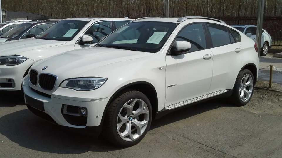 На бывшем заводе в Калининграде восстановили сборку кроссоверов BMW X5, X6 и X7 на запасах комплектующих. Концерн не давал разрешения — машины не сертифицированы и продаются по цене близкой к европейской.