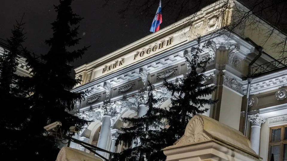 За три недели июля банки получили от ЦБ более 2,1 трлн рублей репо‑кредитов: дефицит рублевой ликвидности растёт на фоне вывода средств в наличные и роста проблемных кредитов.