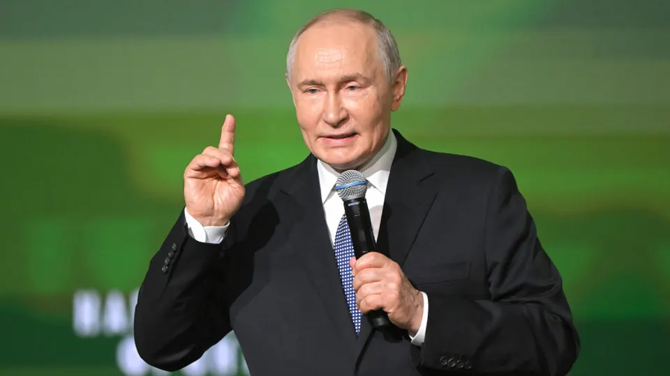 Президент заявил о зеркальных, но усиленных ответах на удары дронов. Атаки по НПЗ привели к перебоям с топливом, простаивают мощности, производство бензина резко сократилось, прямой и косвенный ущерб оценивают в миллиарды долларов.
