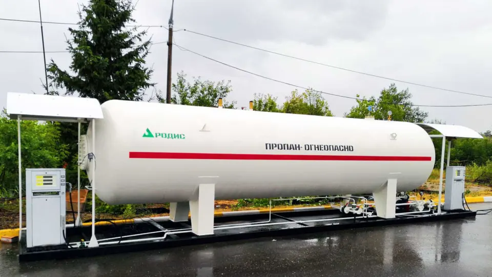 Из‑за проблем с бензином россияне массово переходят на газ: очереди на установку ГБО измеряются месяцами, оборудование выросло в цене, а после переделки нужны регистрация и более частое обслуживание.