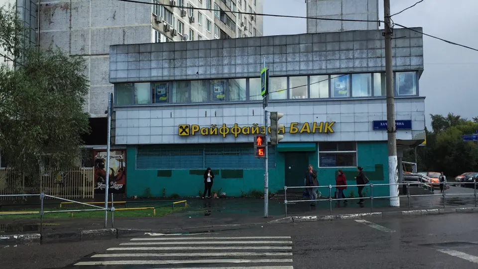 В возможный 21-й пакет санкций ЕС могут войти ограничения, затрагивающие австрийский Raiffeisen Bank International. Главное препятствие для согласования — спор вокруг пакета акций строительной компании Strabag.