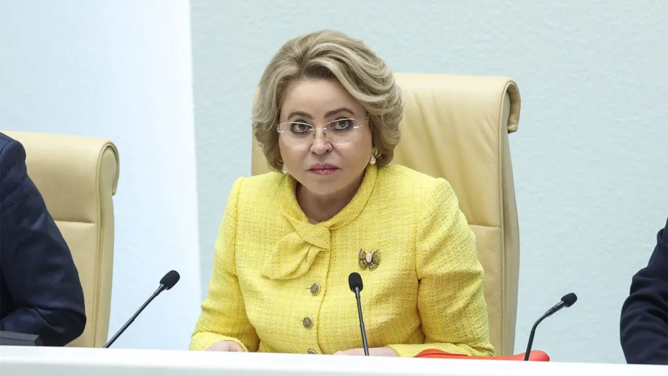 Председатель Совета Федерации выступила за временную приостановку всего закона о контрактной системе или отдельных его положений и поручила профильным комитетам проработать варианты упрощения процедур для бизнеса и регионов.