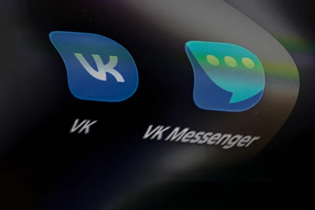 После санкций ЕС против VK Google удалил из Google Play около двух десятков приложений холдинга. Компания предпринимает экстренные шаги, а пользователи и инвесторы уже почувствовали последствия.