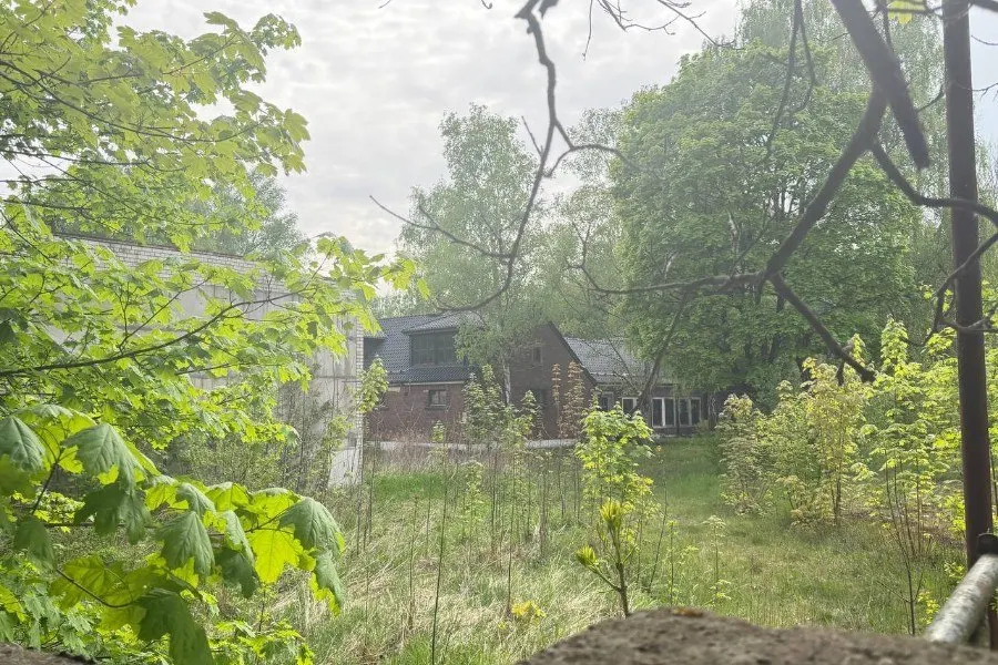 Бывший военный городок №32 на ул. Суворова, где с 2021 года создавали креативный кластер, планируют продать с публичных торгов. Власти не уточнили, сколько средств было потрачено на проект и как будет использована территория.