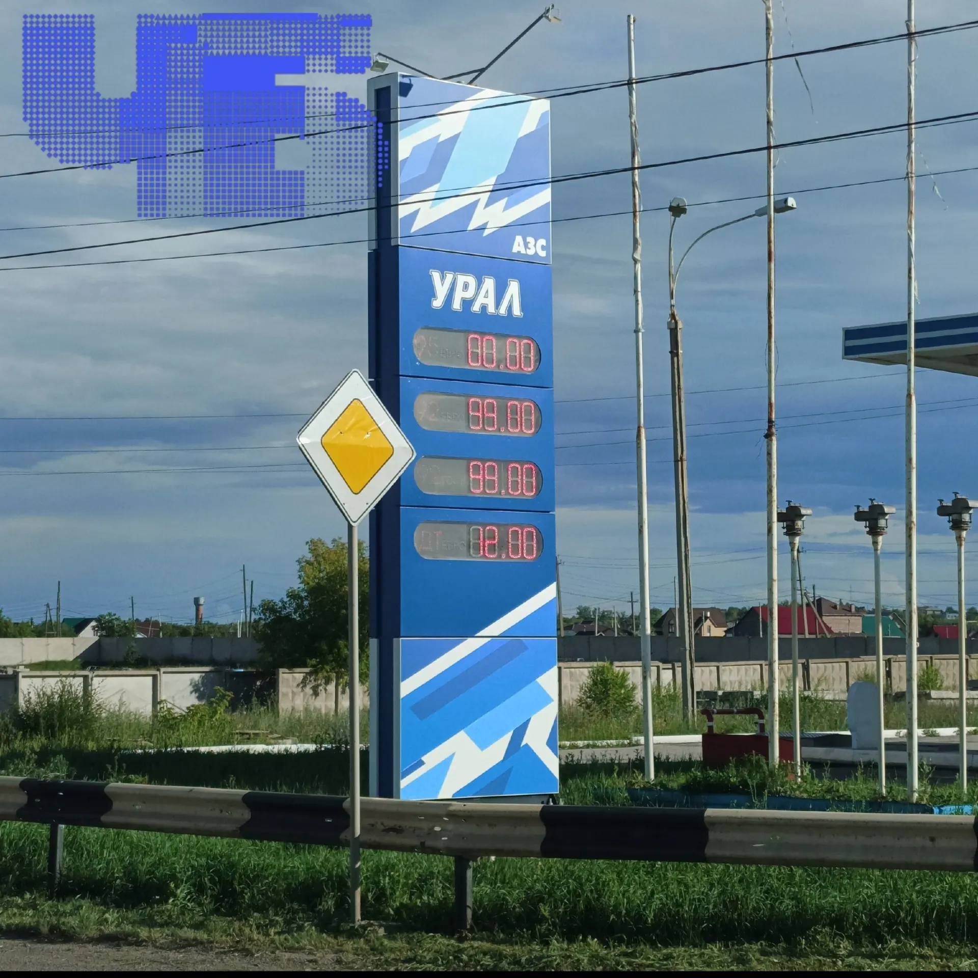 В Карталинском районе Челябинской области наблюдается дефицит топлива: на некоторых АЗС нет АИ‑95, на заправках образуются очереди, а цена дизеля достигла 115 рублей за литр.