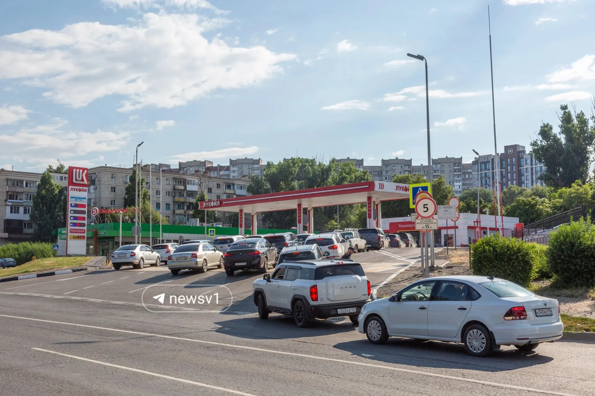 В регион продолжают поступать партии 95‑го бензина. Власти заявляют, что ажиотаж спал, а спрос в городе и области стабилизировался.