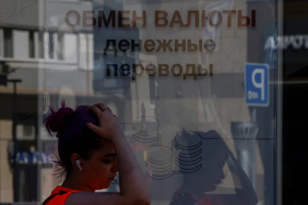 В рамках 21‑го пакета санкций против России ограничены операции оператора «Золотая Корона» и казахстанской дочери «Фридом банка» — «Цифра банк». Оба сервиса прекратили переводы из России в ряд стран.