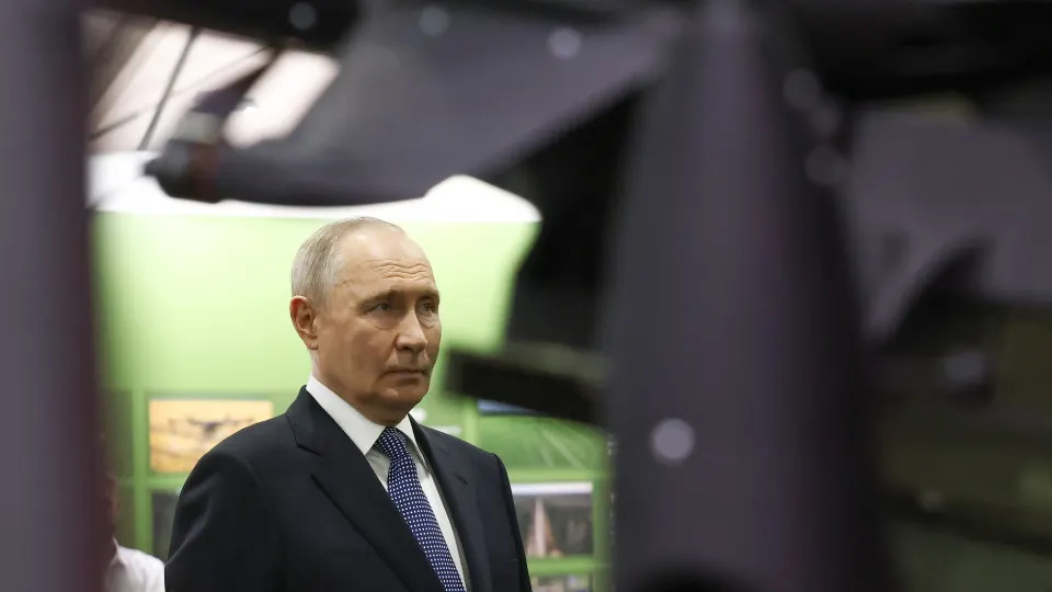 На форуме «Все для победы» президент отметил доверие к Общероссийскому народному фронту и добровольные перечисления почти 70 млрд рублей на нужды специальной военной операции. Между тем военные расходы продолжают расти: в первом квартале 2026 года они превысили почти 5,9 трлн рублей, и на оборону пришлось около 46% федерального бюджета.