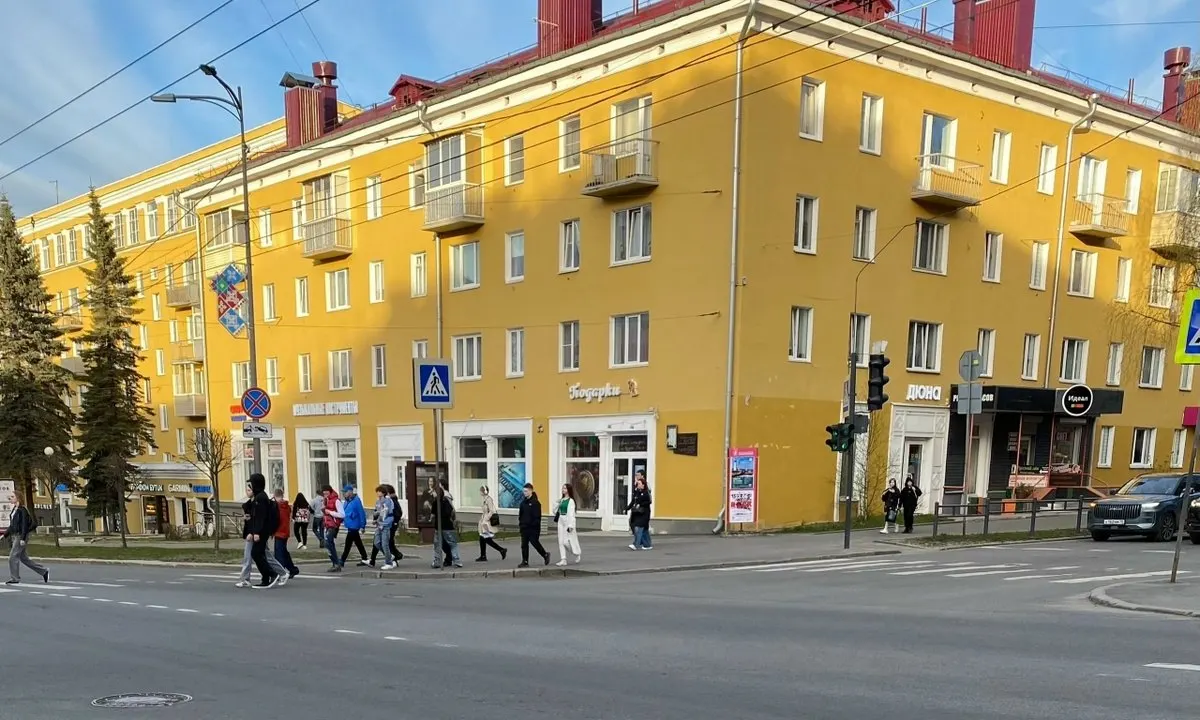 По итогам 2025 года средняя номинальная зарплата в Петрозаводске составила 94 тыс. рублей; наивысшие доходы у госслужащих — около 110 тыс. В общем зачёте лидируют Москва и северные регионы.