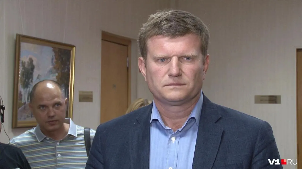 Судебные приставы наложили арест на активы, связанные с бывшим депутатом Госдумы Олегом Савченко. В число ограниченных вошли ГК «Европейская подшипниковая корпорация», порт «Каспий» и сопутствующие активы; Генпрокуратура предъявила иск, полагая, что он продвигал интересы своих предприятий.