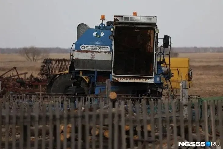 Арбитражный суд постановил, что предприятие в форме акционерного общества должно в течение 90 дней провести ежегодное общее собрание акционеров. Хозяйство фактически прекратило производство: ликвидировано животноводство, земли и посевы не используются, выручка — нулевая.