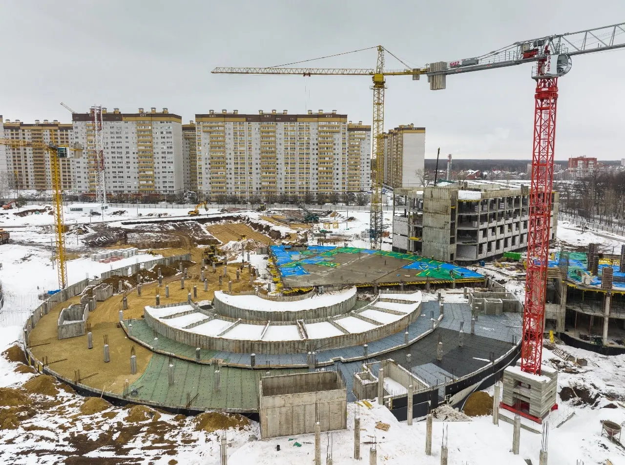 За шесть месяцев в Воронежской области заметно сократился ввод жилья — застройщики обвиняют строгий санитарный норматив по расположению школ, чиновники указывают на экономические последствия войны и сворачивание льготной ипотеки.
