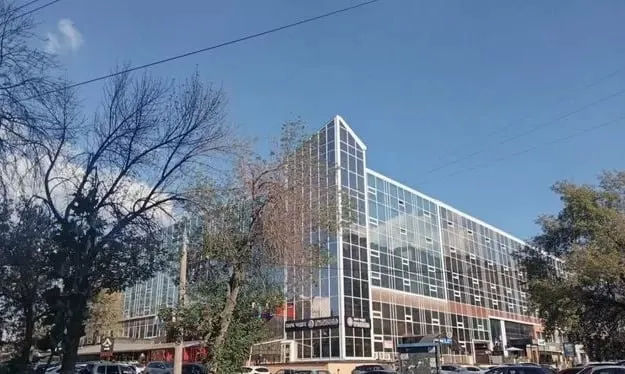 Пятиэтажный офисный центр «Континент» выставлен за 550 млн руб., рядом предлагают торговый центр «Айсберг» за 300 млн. Площади почти полностью заняты арендаторами.