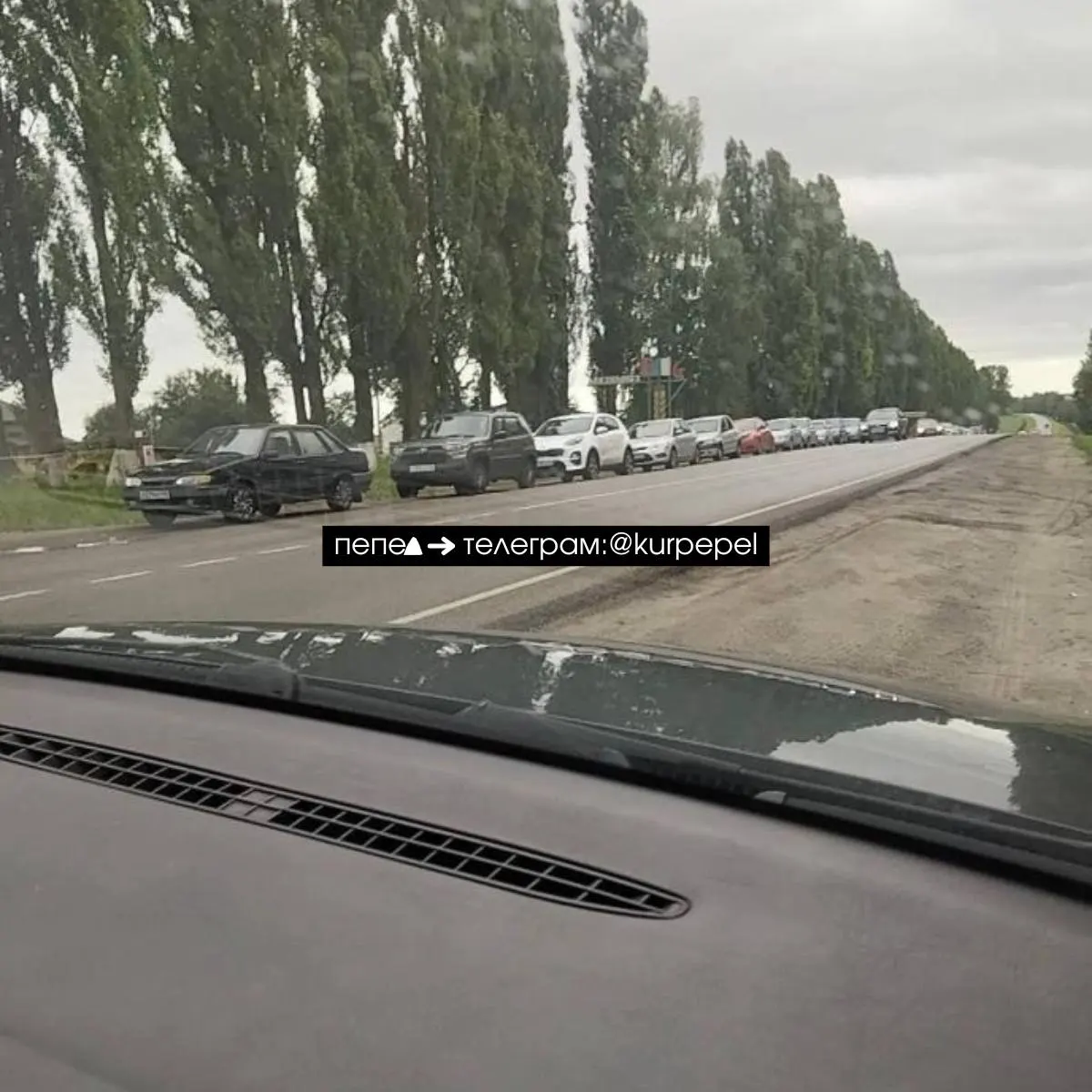 Жители приграничных районов вынуждены стоять в очередях на ближайшей сетевой АЗС — в регионе введены лимиты на продажу топлива и запреты на розлив в канистры, власти запросили дополнительные поставки.
