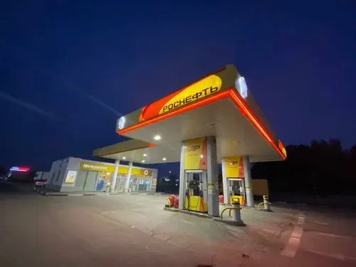 Поставки топлива в регион увеличили до 40%. На АЗС сохраняется приоритетная заправка для экстренных служб и сельхозпроизводителей; власти контролируют ситуацию, но в отдельных местах ещё формируются очереди.