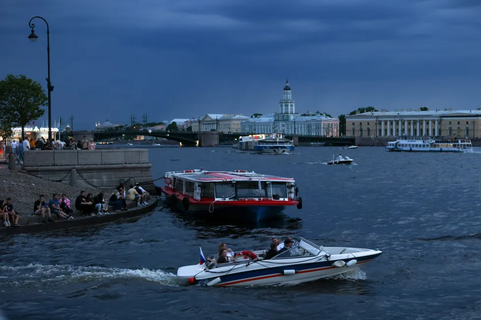 Ограничения на продажу бензина и его дефицит вынуждают организаторов водных прогулок стоять в очередях, заправляться из канистр или сокращать рабочее время — предприниматели теряют доходы, но пока не повышают цены на услуги.