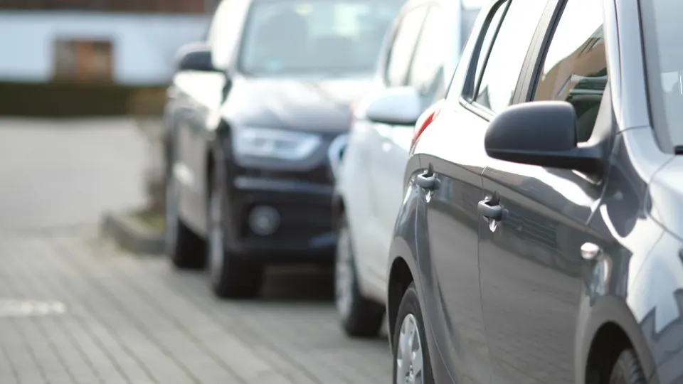 Продажи новых легковых и коммерческих автомобилей сократились после нескольких месяцев роста: перебои с поставками топлива заставляют клиентов откладывать покупки, а часть автолюбителей рассматривает электромобили и гибриды как альтернативу.