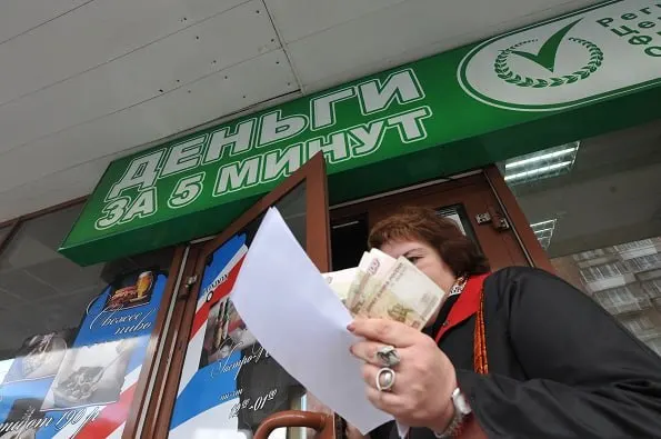 К 1 кварталу 2026 года объём задолженности по кредитным линиям МФО достиг 86 млрд ₽ — почти в четыре раза за год. Средний лимит — около 50 тыс. ₽, ставки — до 0,7% в день.