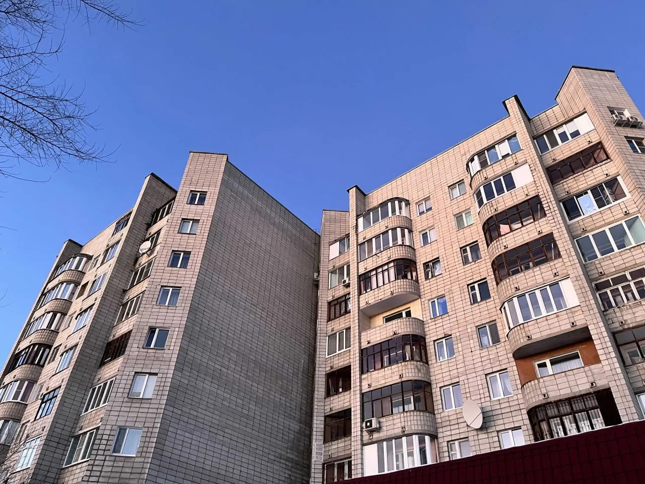К концу июня 2026 года средний дисконт в Омске составил 5,5% — выше были только Самара (6,9%) и Краснодар (6,4%). По России средняя скидка сократилась до 4,9% на фоне оживления спроса и роста ипотеки.