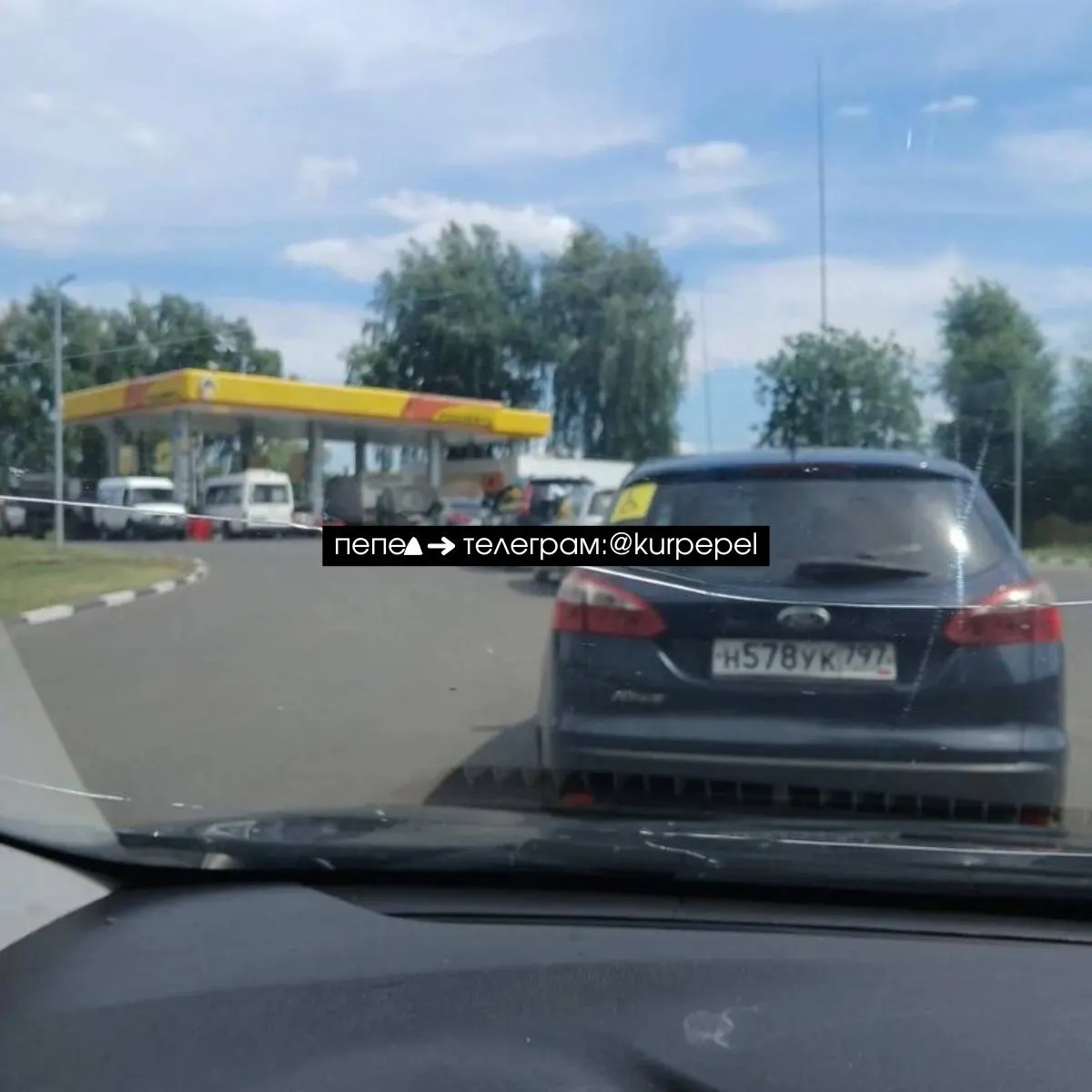 В Курской области водители сталкиваются с очередями и ограничениями при покупке топлива: заправки вводили лимиты, переставали наливать в канистры и продавать некоторые марки. Власти запросили дополнительные поставки, а поставщик увеличил объёмы.