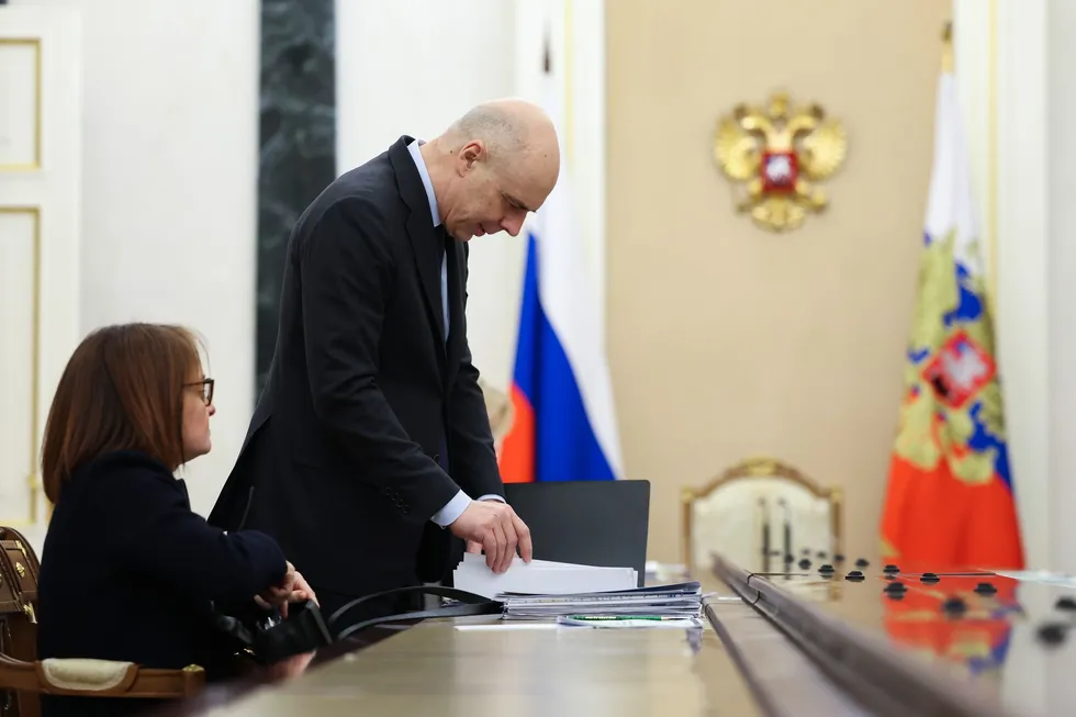 Власти упростили Минфину процедуру увеличения расходов и заимствований без повторного согласования с парламентом. Это временно закрывает кассовые разрывы, но подрывает прозрачность бюджета, повышает риски инфляции и делает бизнес менее готовым к инвестициям.