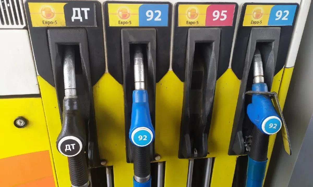 Из 85 автозаправочных станций республики сейчас функционируют только 44. Федеральные сети обеспечивают поставки, власти ведут переговоры о дополнительных бензовозах для отдалённых районов.