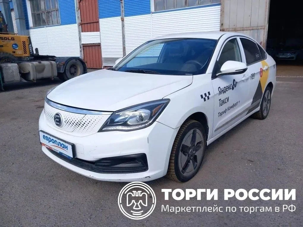 На онлайн‑площадке выставлены десятки автомобилей, ранее работавших в такси — Лада, Evolute и Chevrolet. Продавец указан как лизинговая компания «Европлан», пробег у машин превышает 100 тыс. км; запросы отправлены компании и сервису такси.