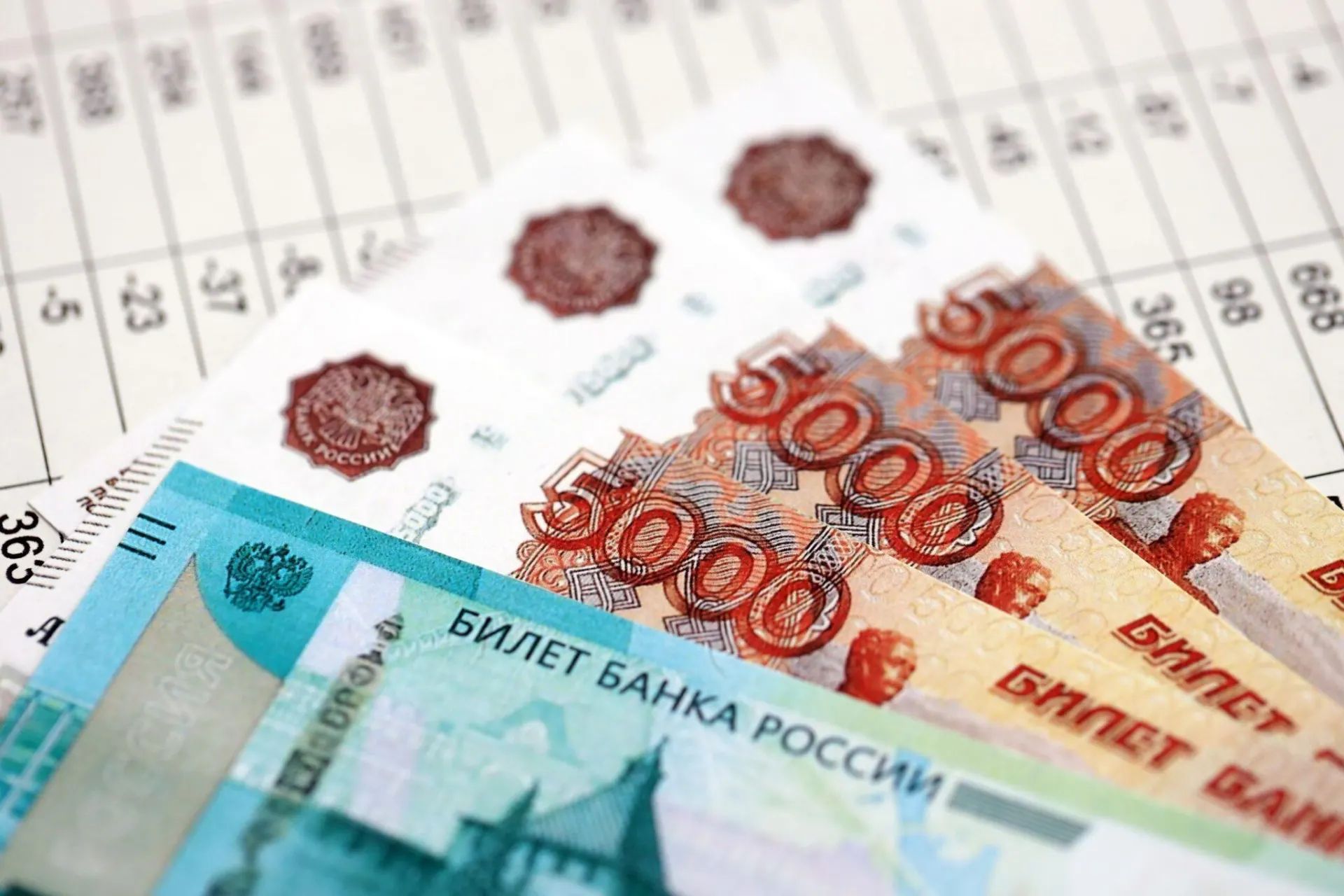 Кредитные организации в странах Евразийского экономического союза ввели комиссии, лимиты и в отдельных случаях приостановили приём наличных рублей. Меры объясняют наплывом наличности и ужесточением контроля за вывозом денег из России.