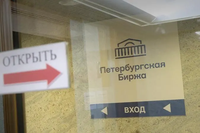 С 21 июля компании смогут покупать бензин только для собственных нужд или для поставки заранее указанному конечному потребителю; посреднические операции будут возможны лишь от имени и за счет конкретного покупателя.