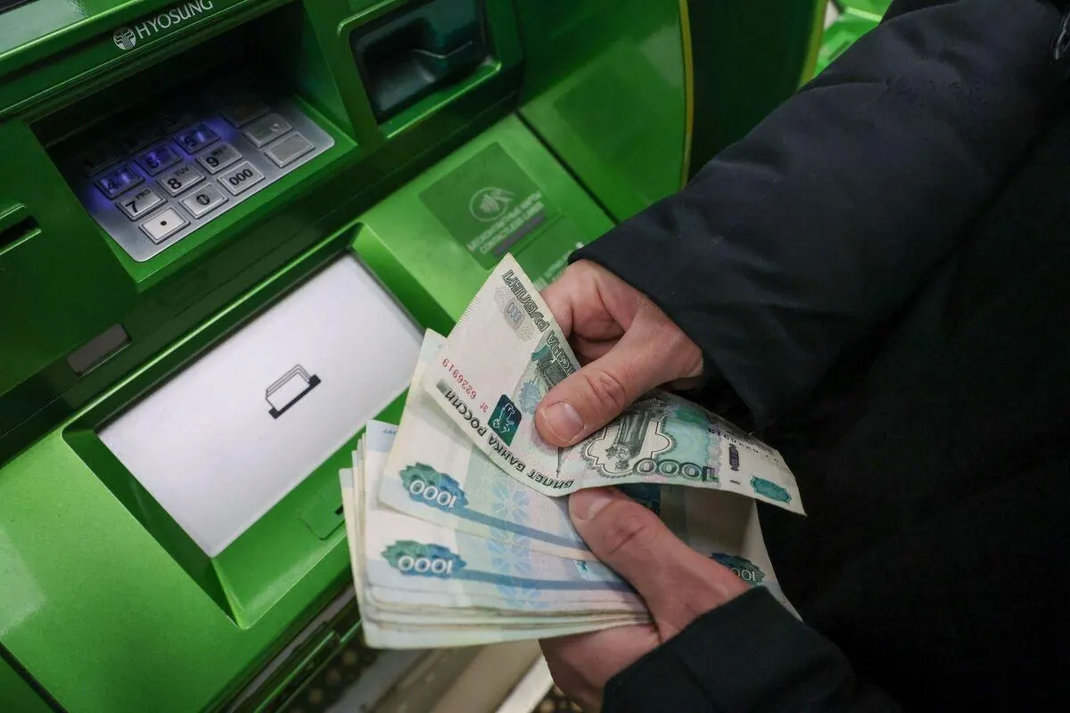 С начала февраля по 16 июля наличность в обращении прибавила около 2,42 трлн руб.; экономист указывает на потерю доверия к банкам, рост спроса со стороны населения и компаний, готовящихся к сбоям платежей.