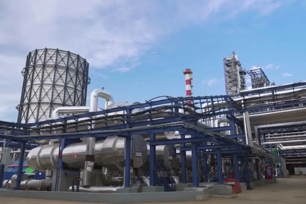По итогам июльского обзора Центробанка плановые ремонтные работы на нефтеперерабатывающих заводах Сибири перенесены на осень 2026 года — это решение принято для поддержания достаточного объёма нефтепродуктов на внутреннем рынке.