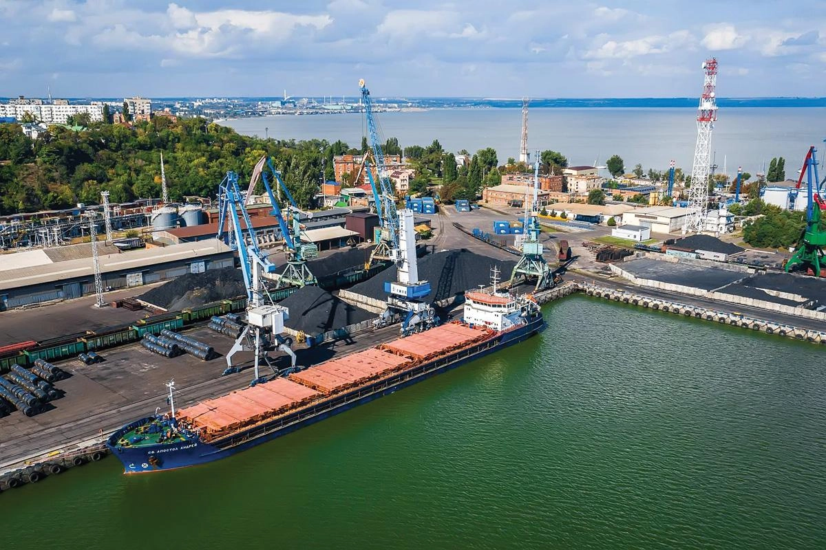 Минсельхоз предложил компенсировать до 90% расходов на перевозку зерна из Ростовской области в черноморские и балтийские порты после остановки отгрузок из портов Азовского моря из‑за ударов беспилотников; суда снижают AIS‑активность, в Новороссийске ввели ночные ограничения.